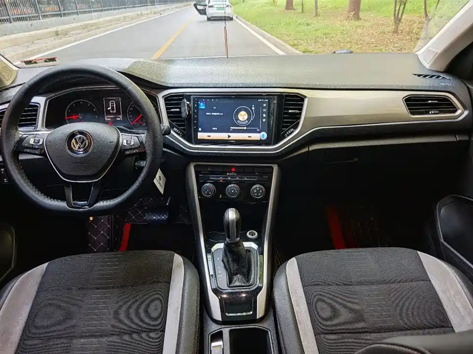 Volkswagen T-ROC exploring Songs