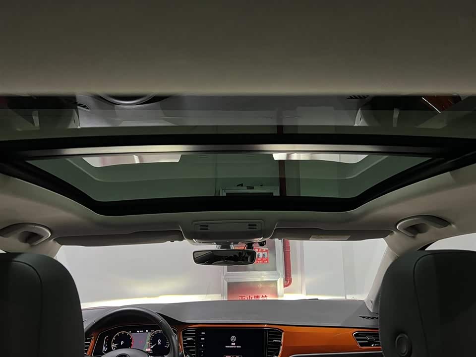 Volkswagen T-ROC exploring Songs