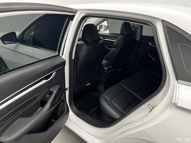 Geely Emgrand, 2023 13