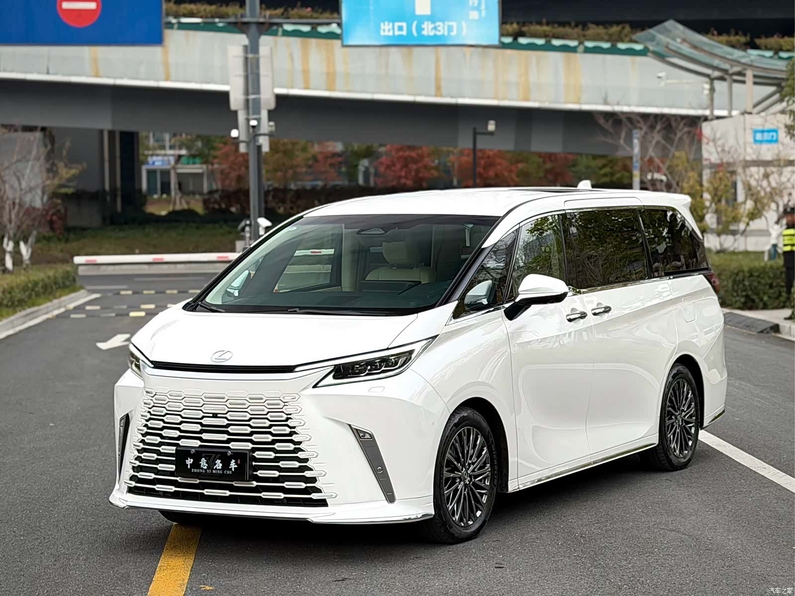 Lexus LM, 2024 1