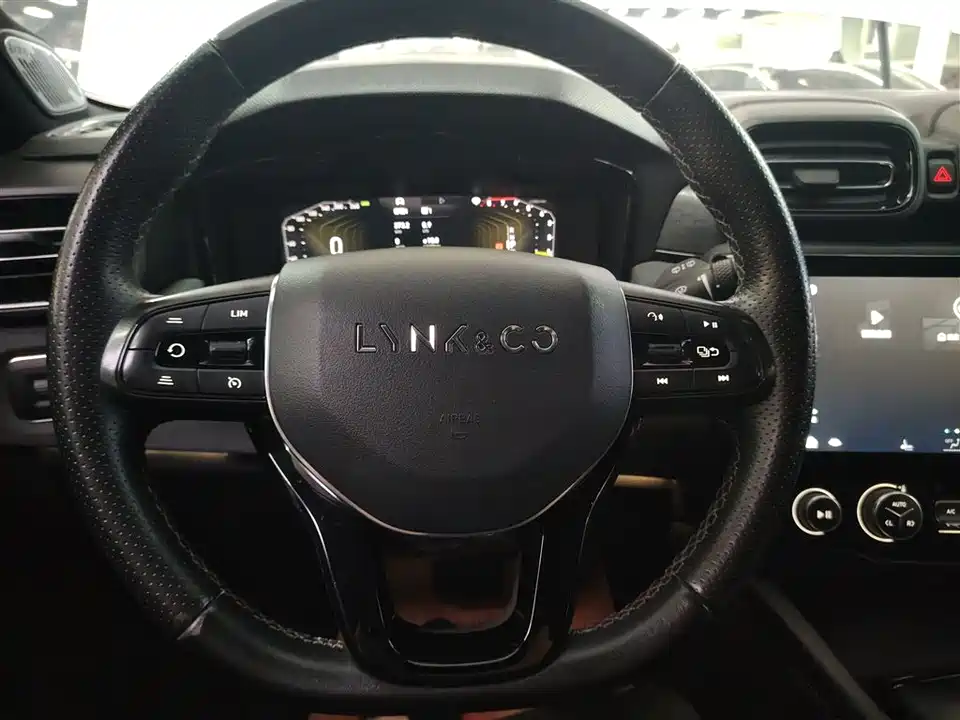 Lynk & Co 02
