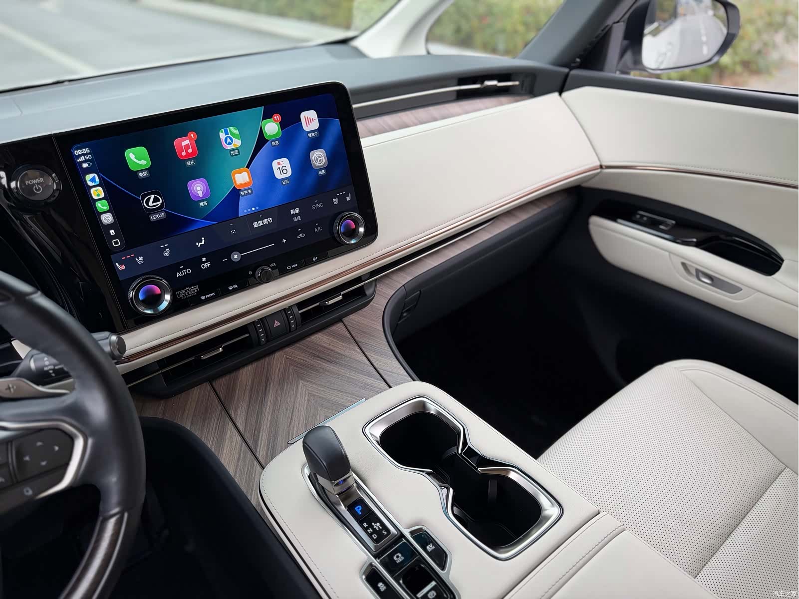 Lexus LM, 2024 7
