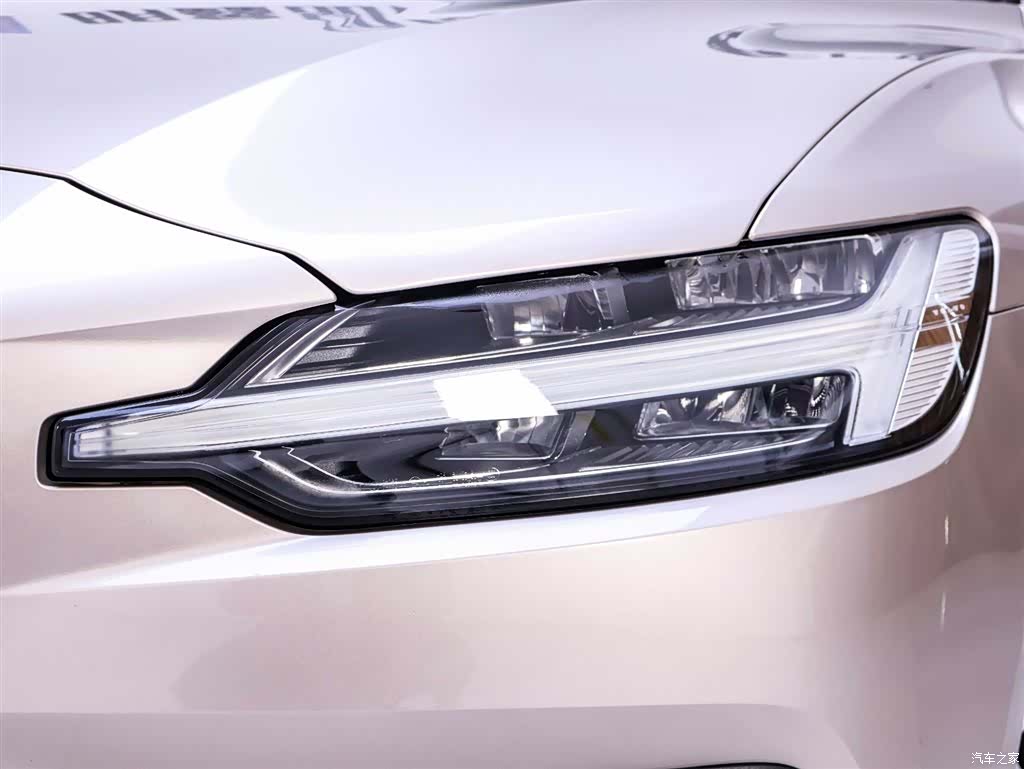 Volvo S60, 2023 4