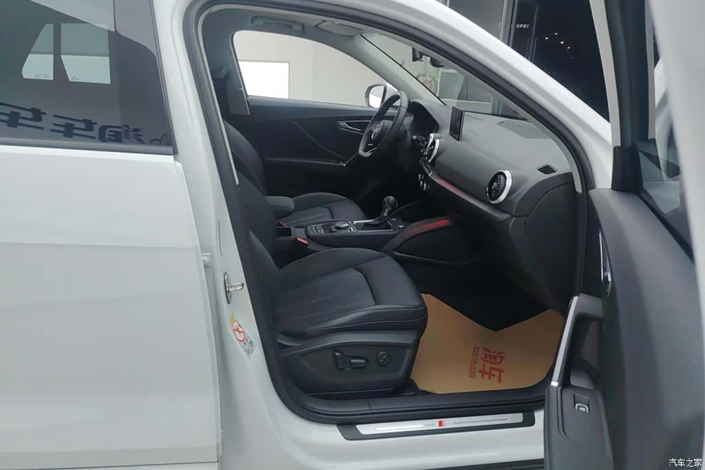 Audi Q2L, 2024 8