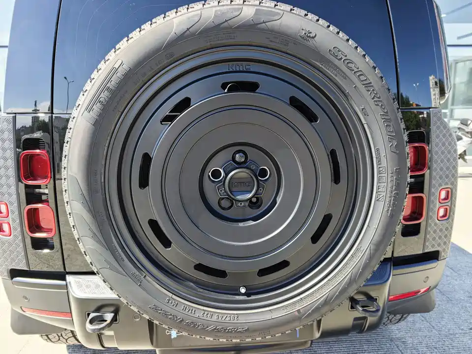 Land Rover guard
