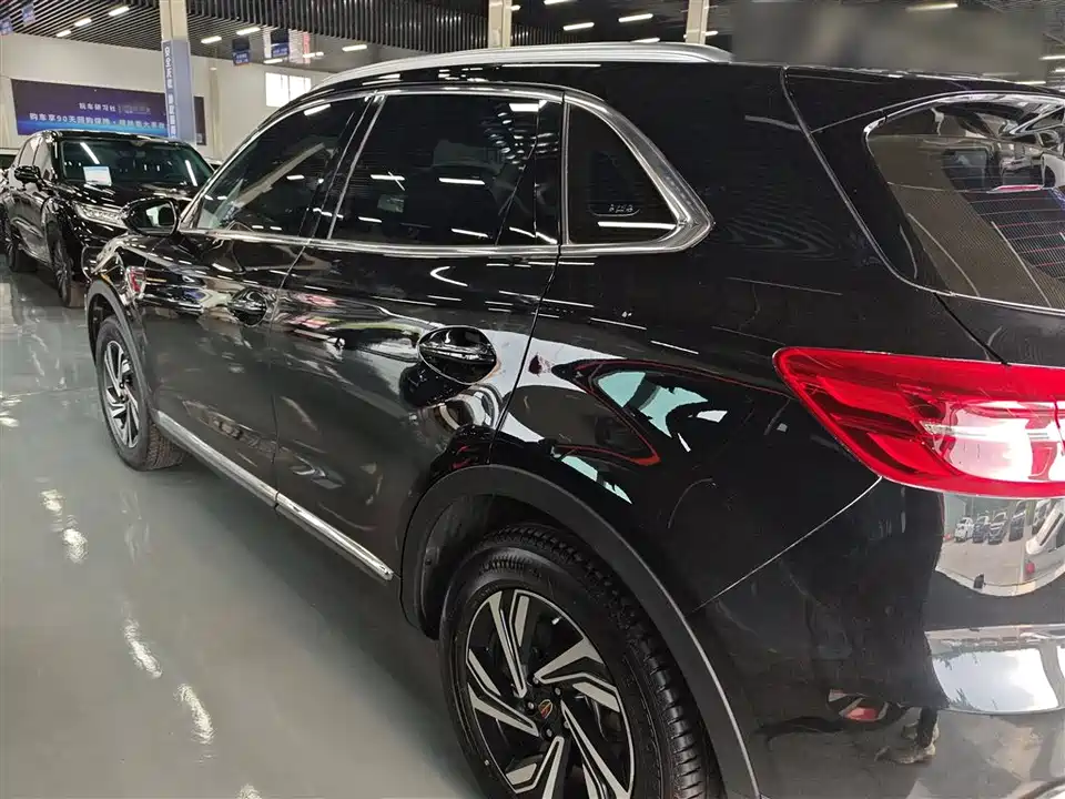 Hongqi HS5