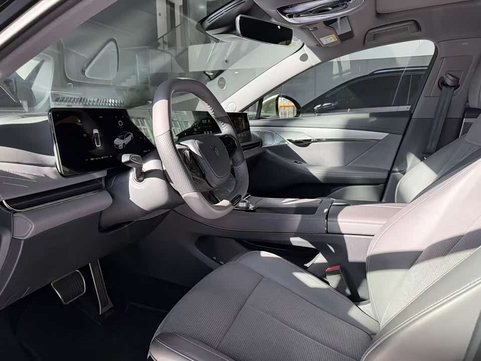 VOYAH Lantu chasing light