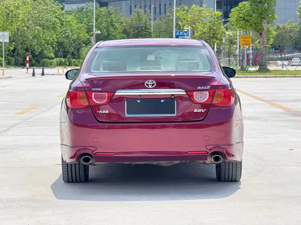 Toyota Reiz
