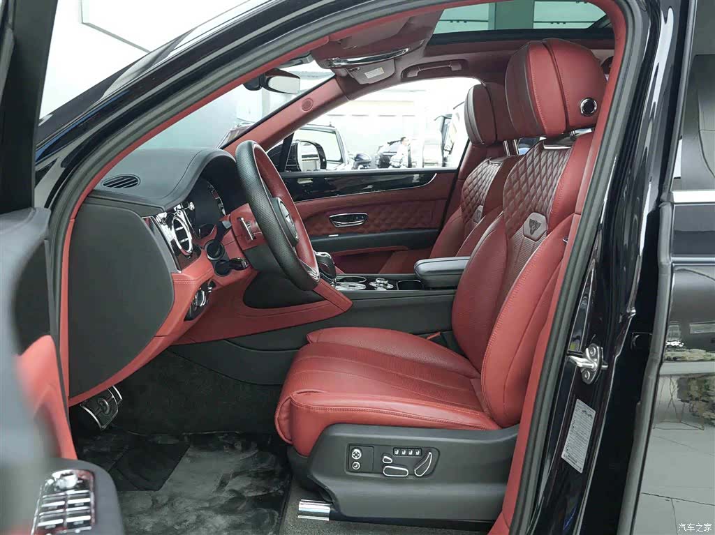 Bentley Bentayga, 2022 12