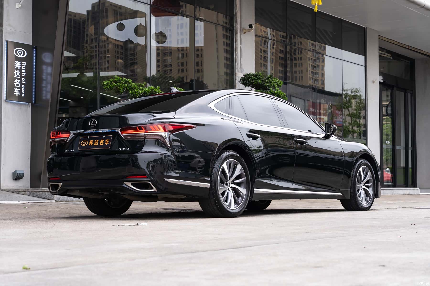 Lexus LS, 2019 3
