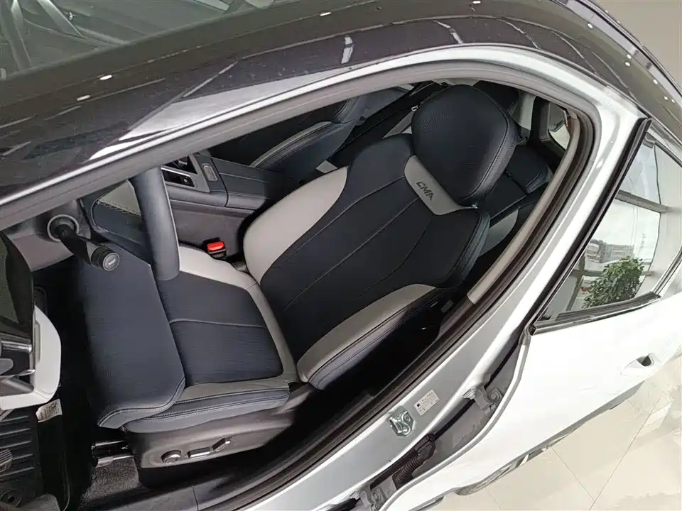 Geely Atlas L
