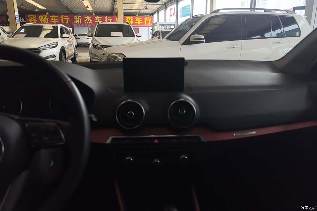 Audi Q2L, 2019 13