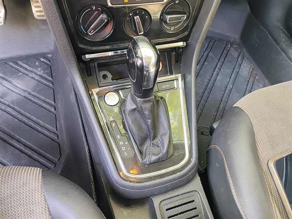 Volkswagen C-TREK Wei Collar