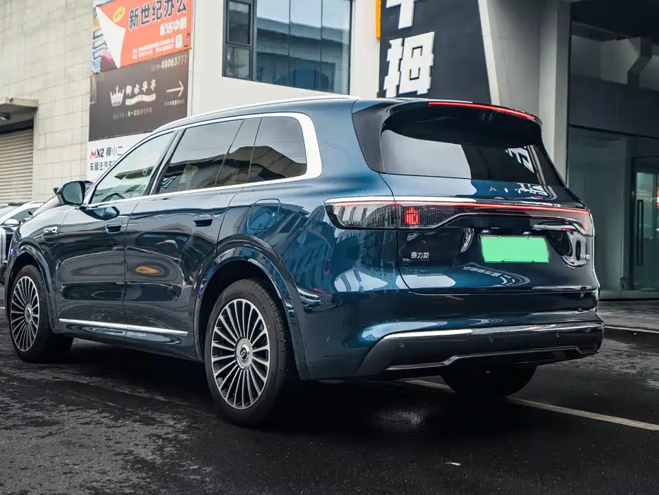 AITO Ask the world M8