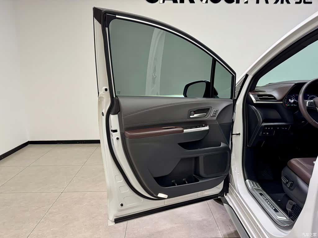 Toyota Granvia, 2025 17