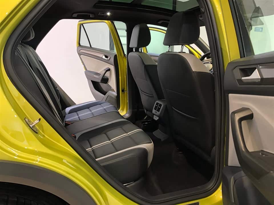 Volkswagen T-ROC exploring Songs