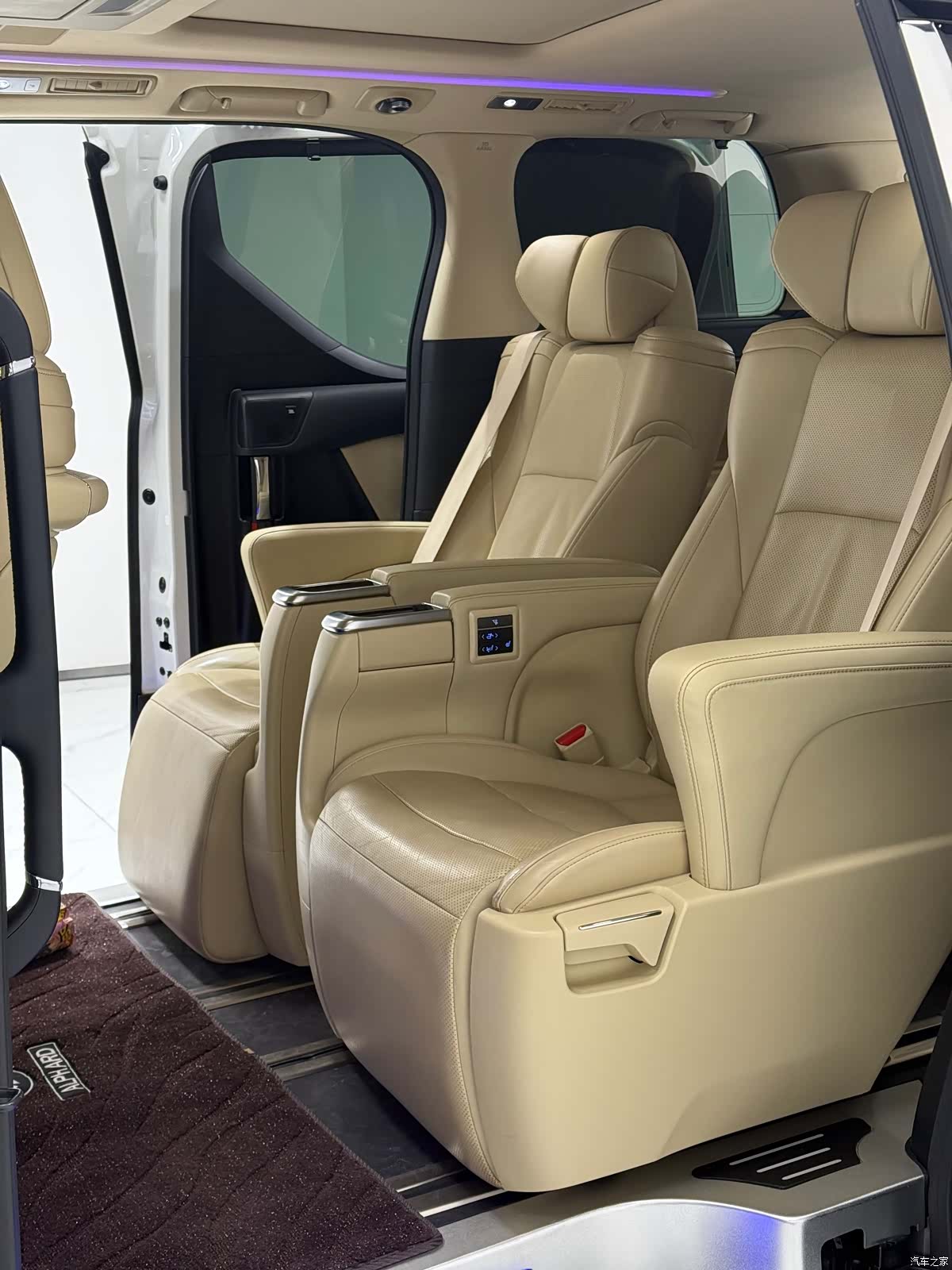 Toyota Alphard, 2023 9