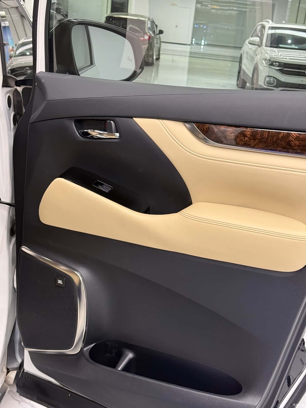 Toyota Alphard, 2023 13
