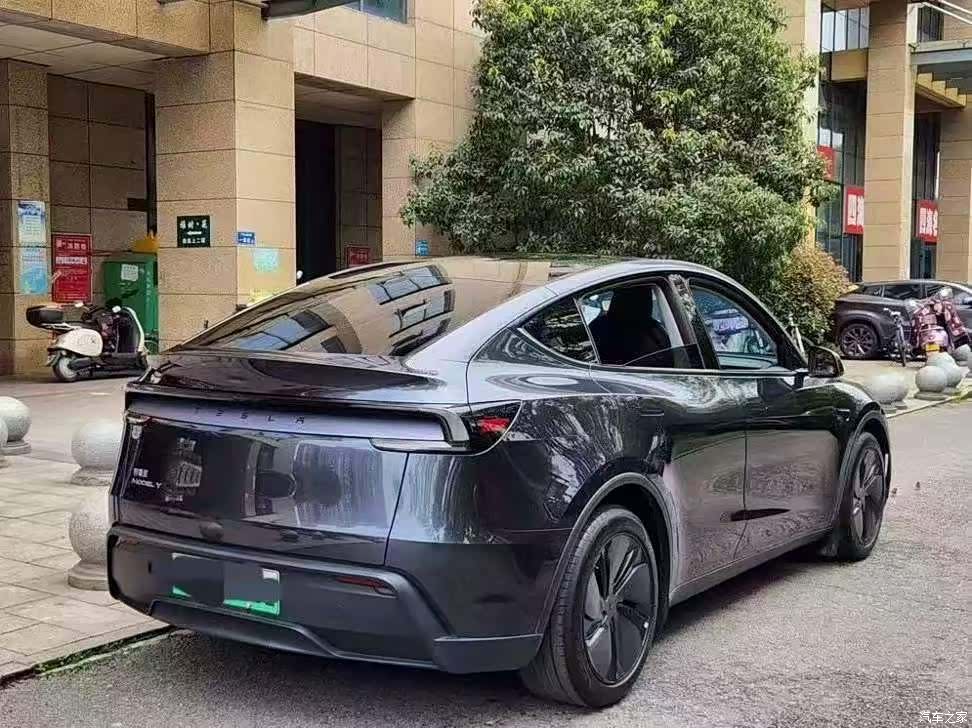Tesla Model Y, 2025 9