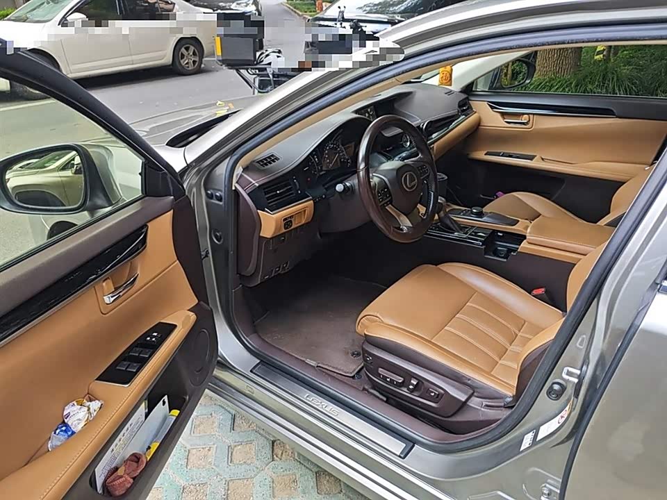 Lexus ES