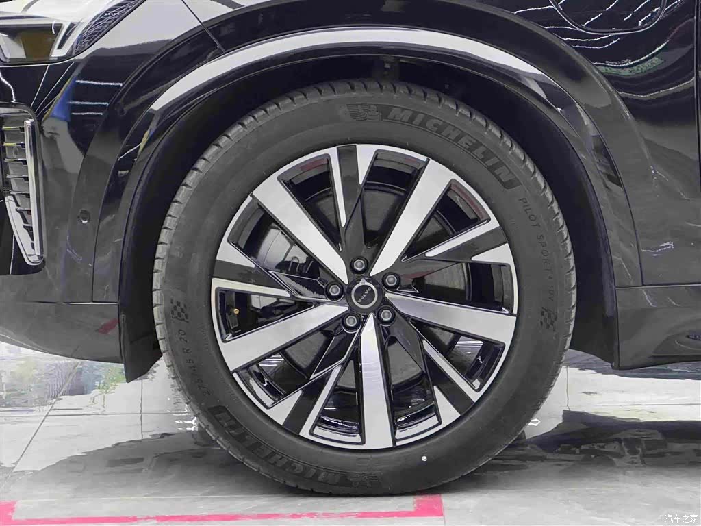 Volvo XC90, 2025 4