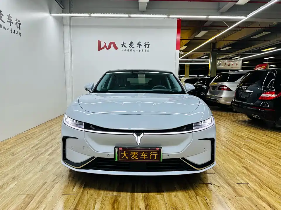 VOYAH Lantu chasing light