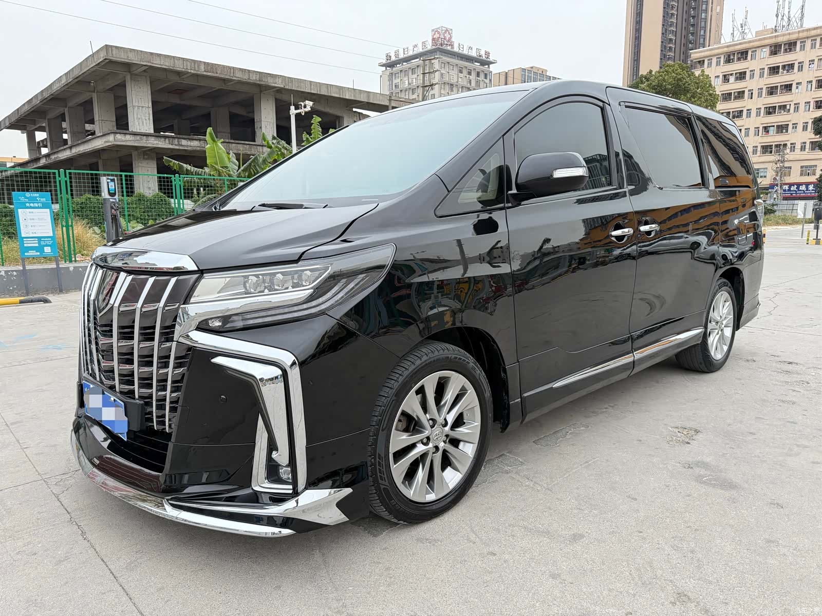 Toyota Alphard, 2014 1