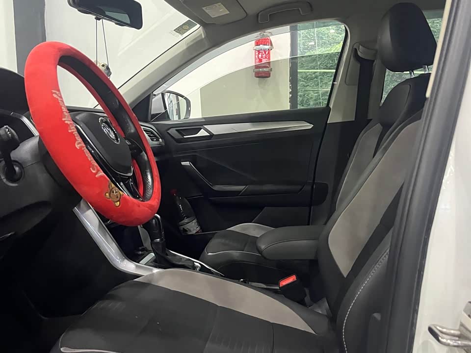 Volkswagen T-ROC exploring Songs