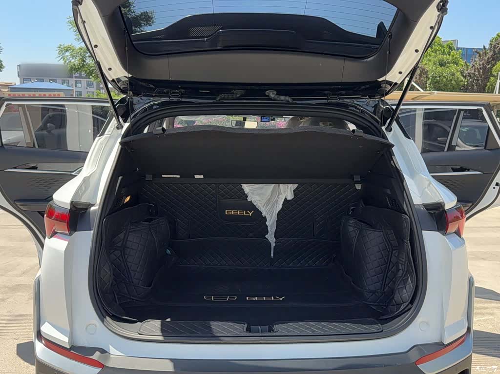 Geely Coolray, 2025 20