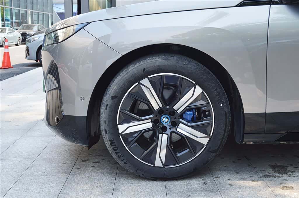 BMW iX, 2025 12