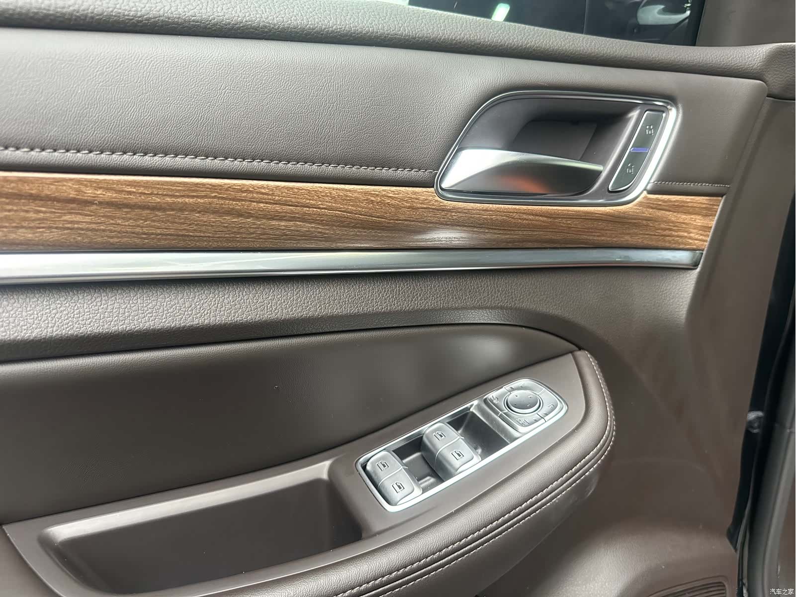 Roewe RX8, 2022 17