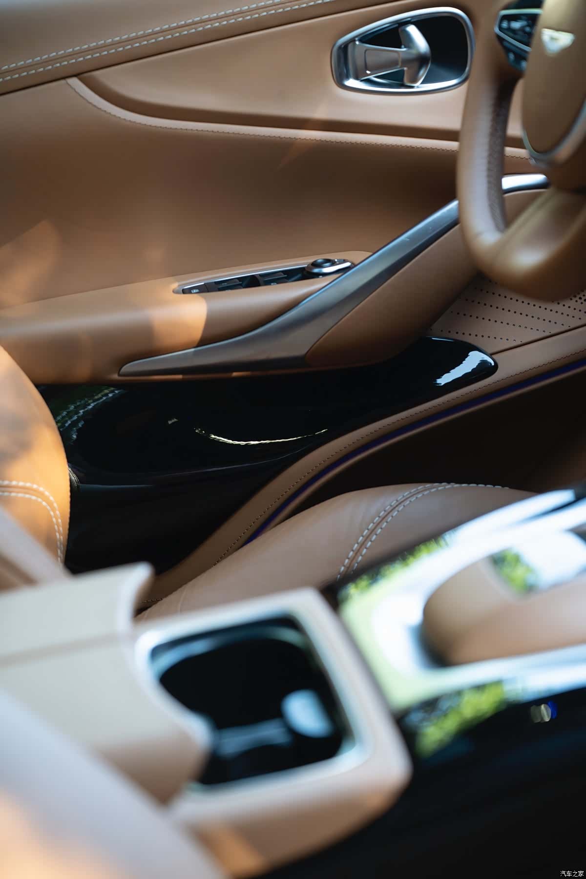 Aston Martin DBX, 2023 22