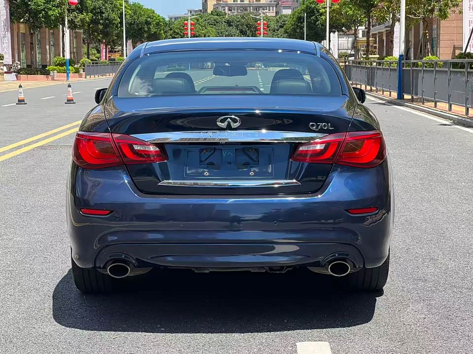 Infiniti Q70