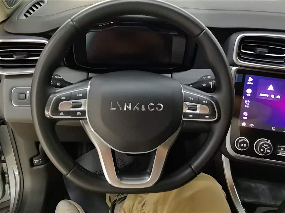 Lynk & Co 01