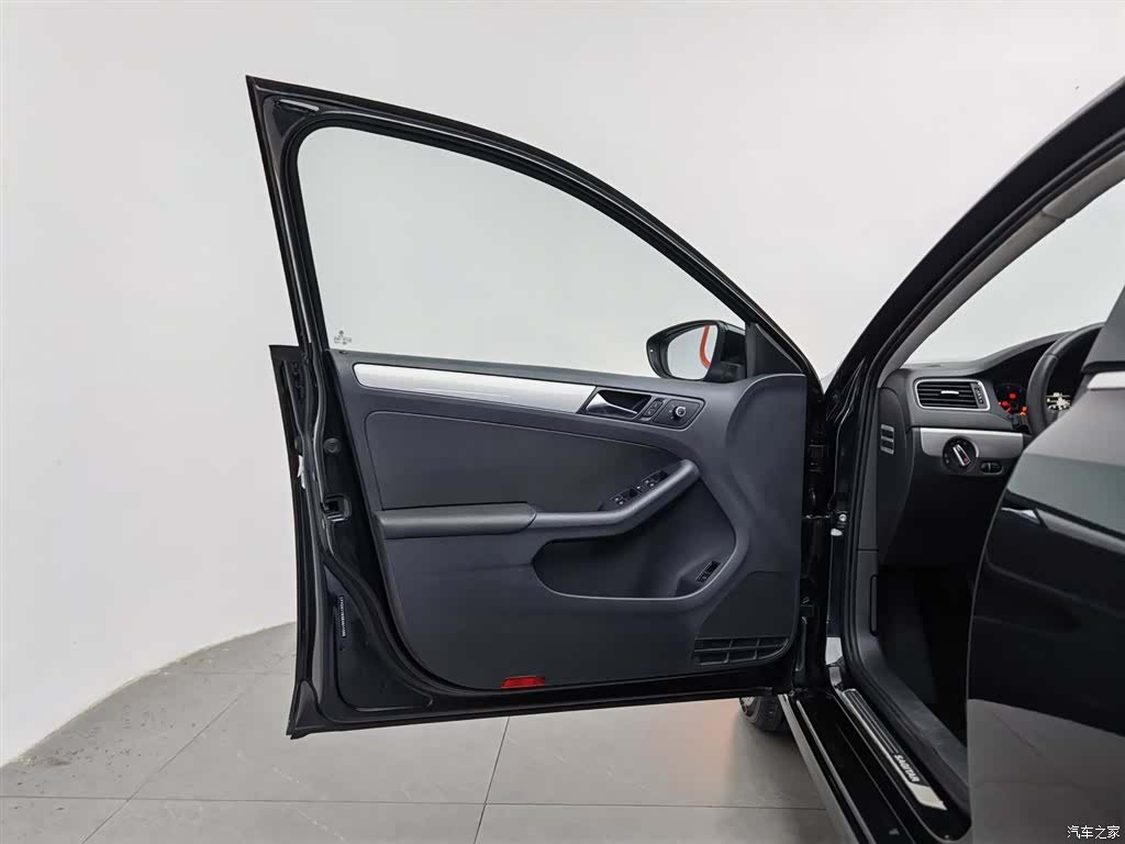 Volkswagen Sagitar, 2014 8