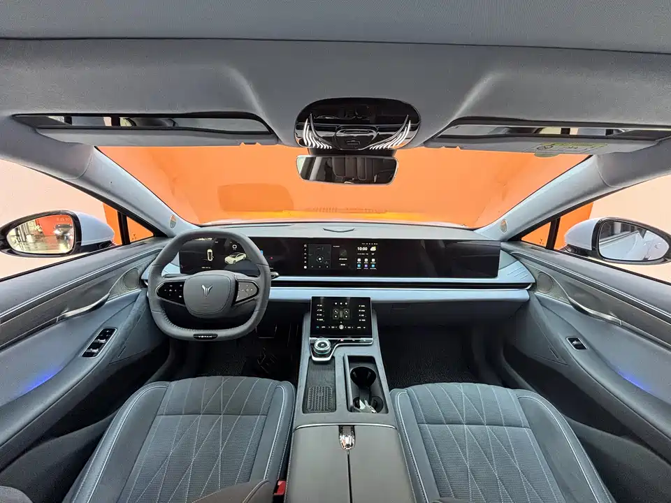 VOYAH Lantu chasing light