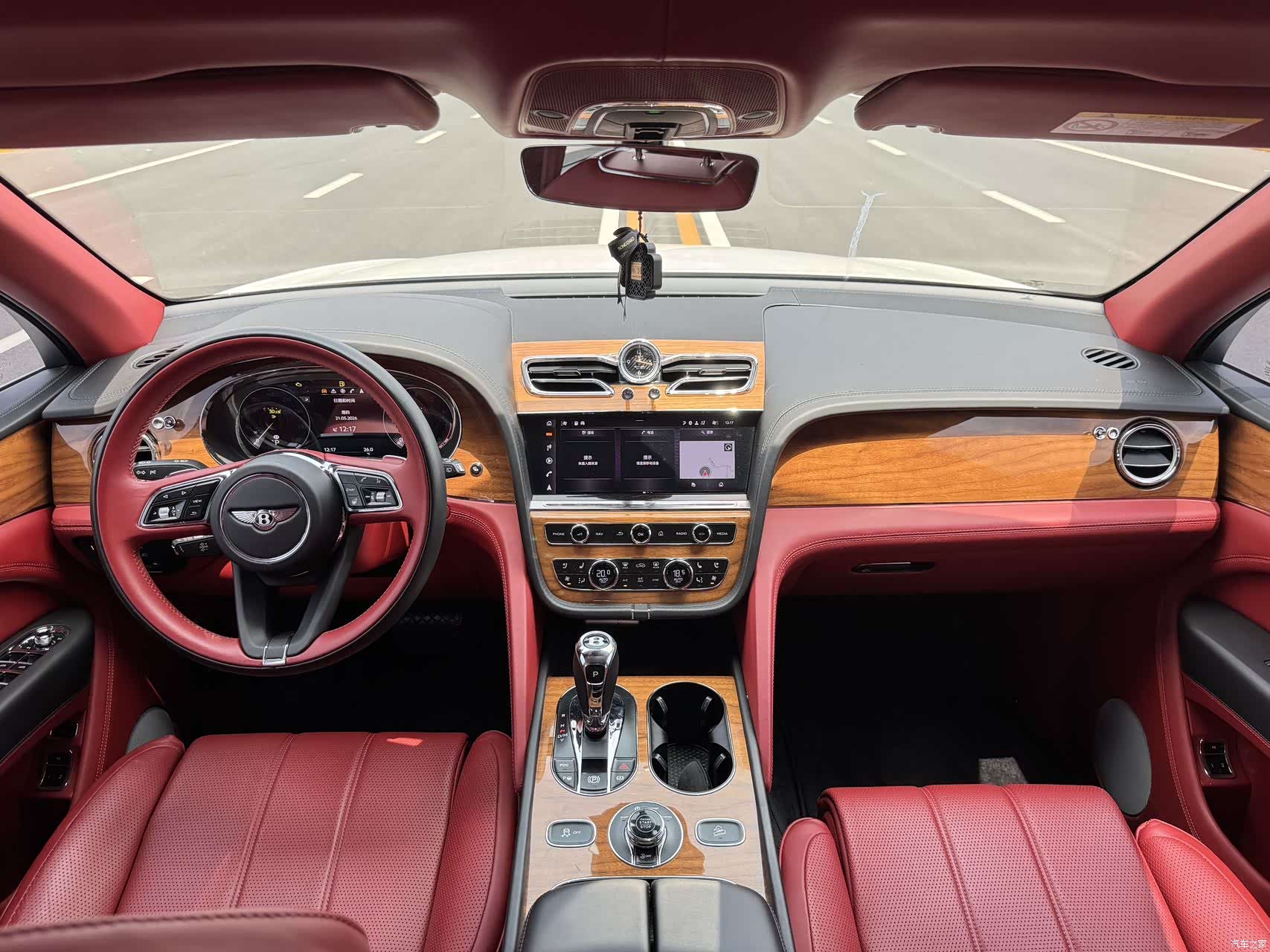Bentley Bentayga, 2021 19