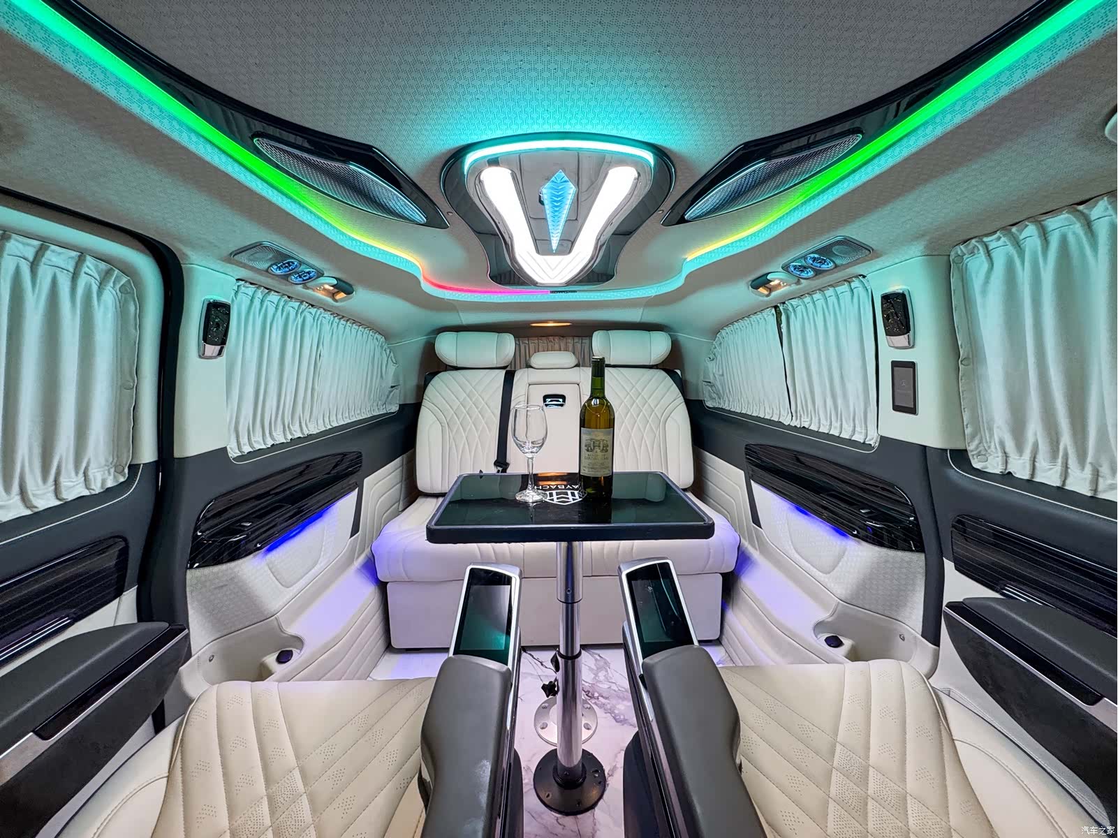 Mercedes-Benz 7, 2023 25