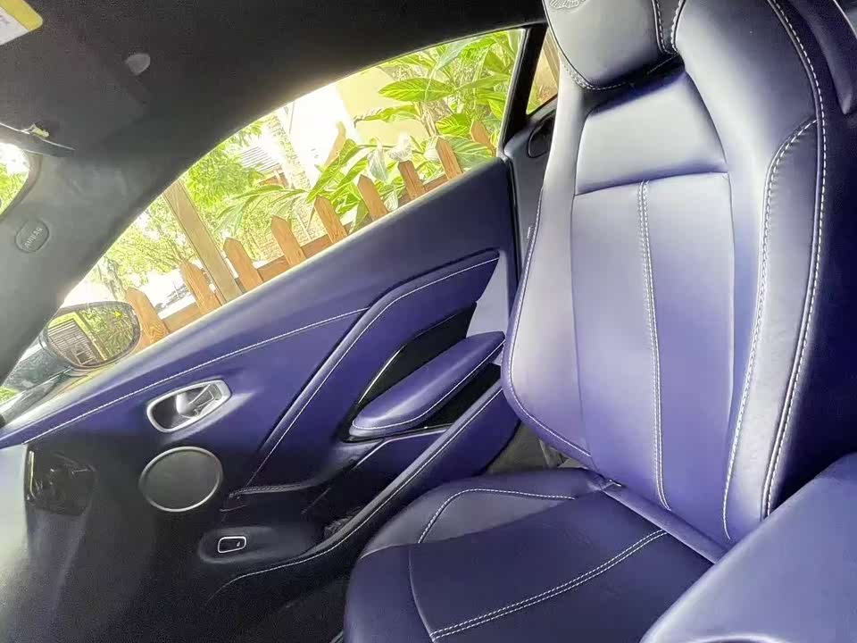 Aston Martin V8 Vantage