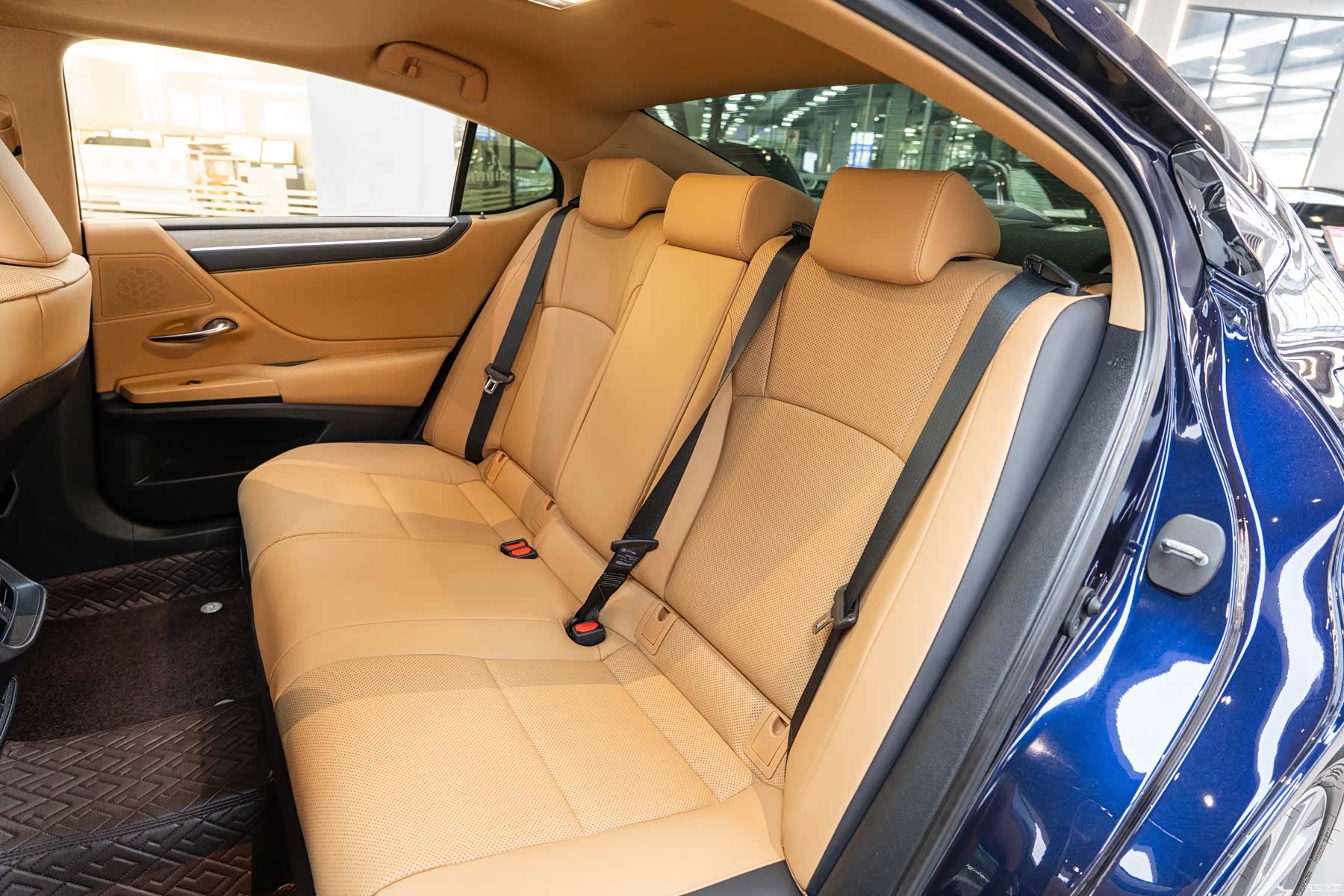 Lexus ES, 2025 12