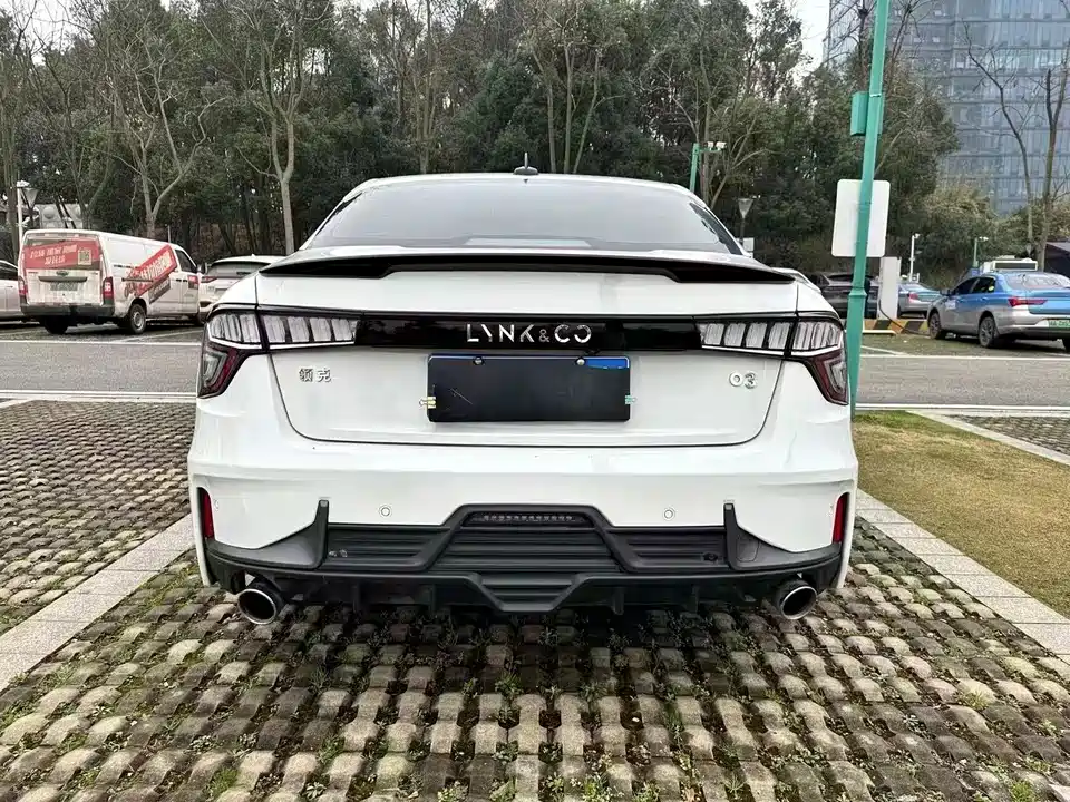Lynk & Co 03