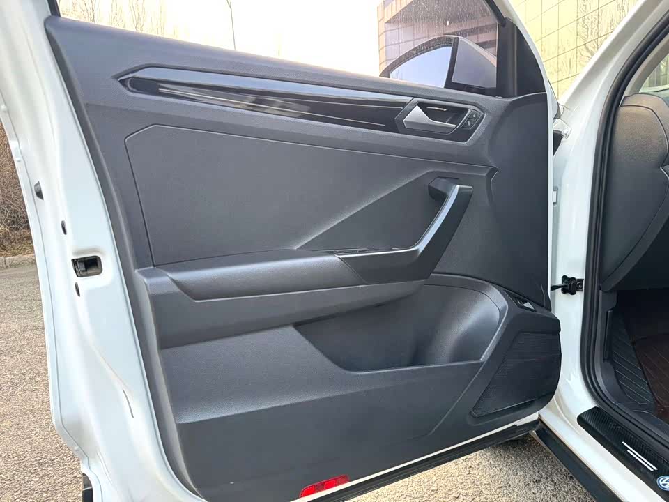 Volkswagen T-ROC exploring Songs