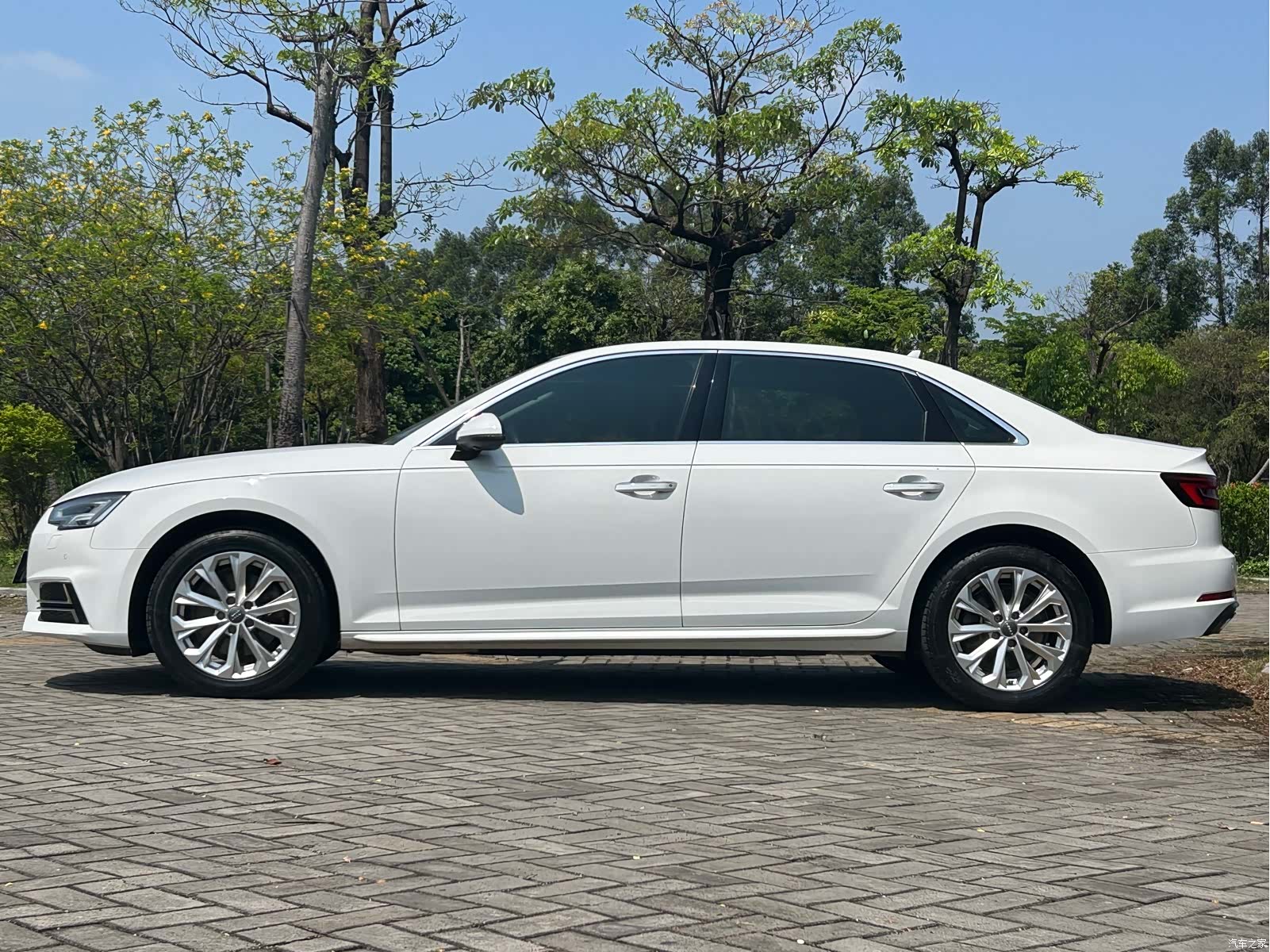 Audi A4L, 2020 все фото