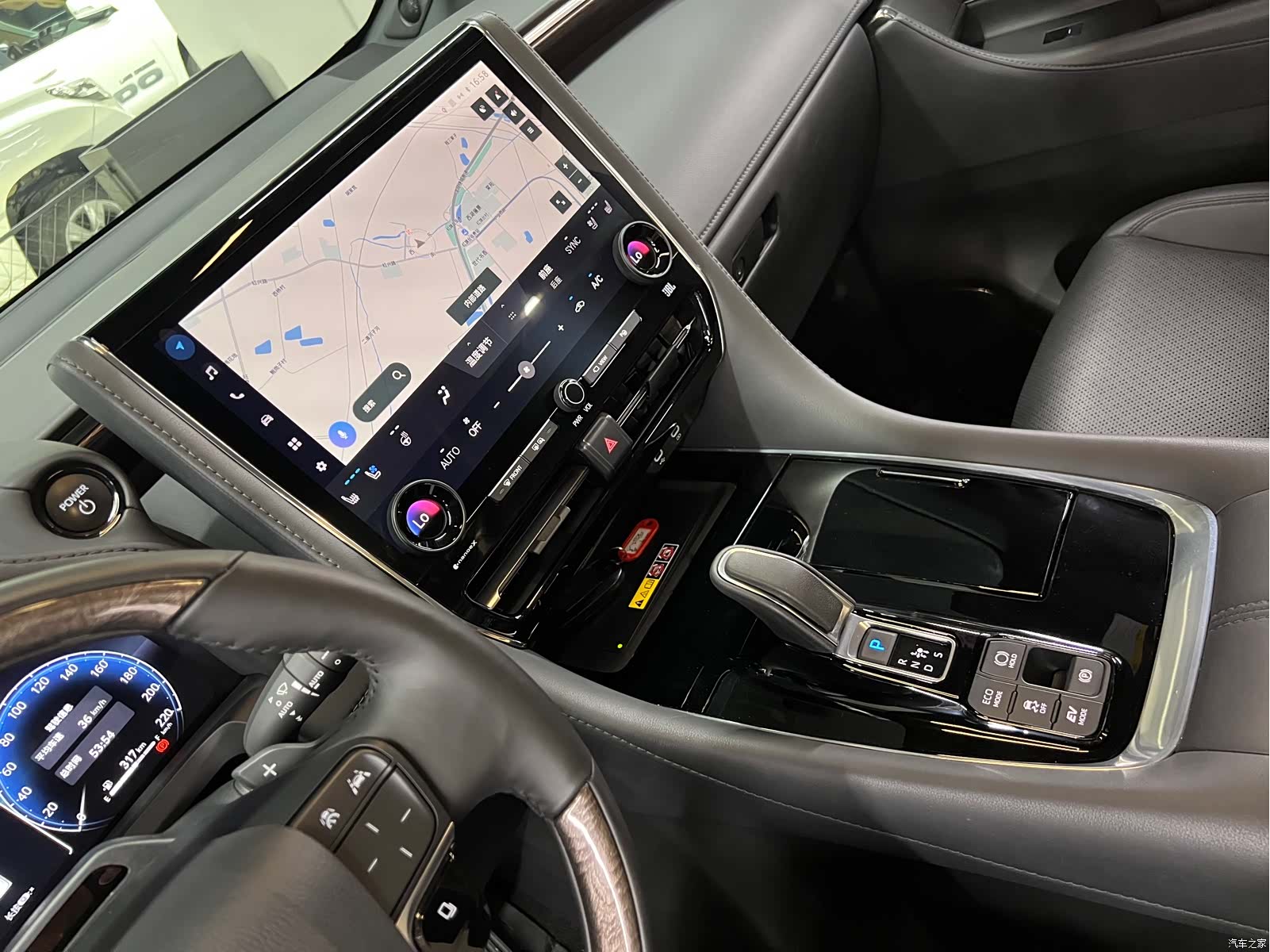 Toyota Alphard, 2024 26