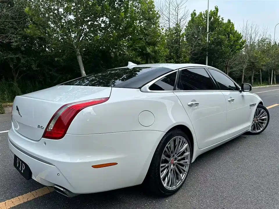 Jaguar XJ