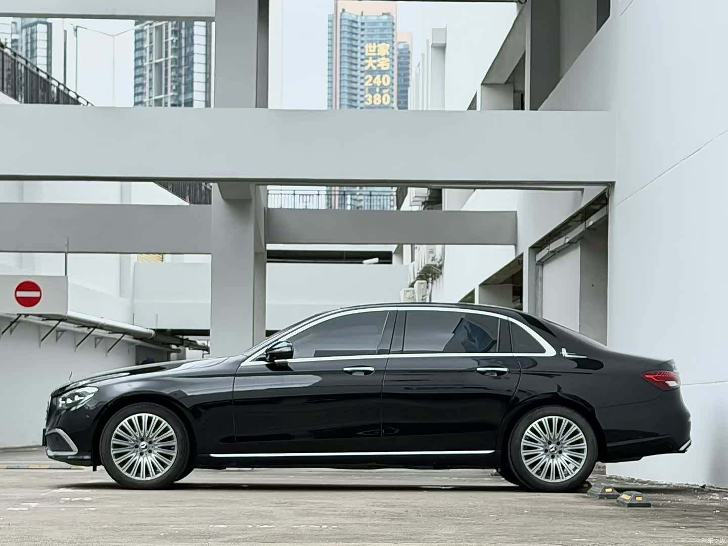Mercedes-Benz E-Class, 2023 3