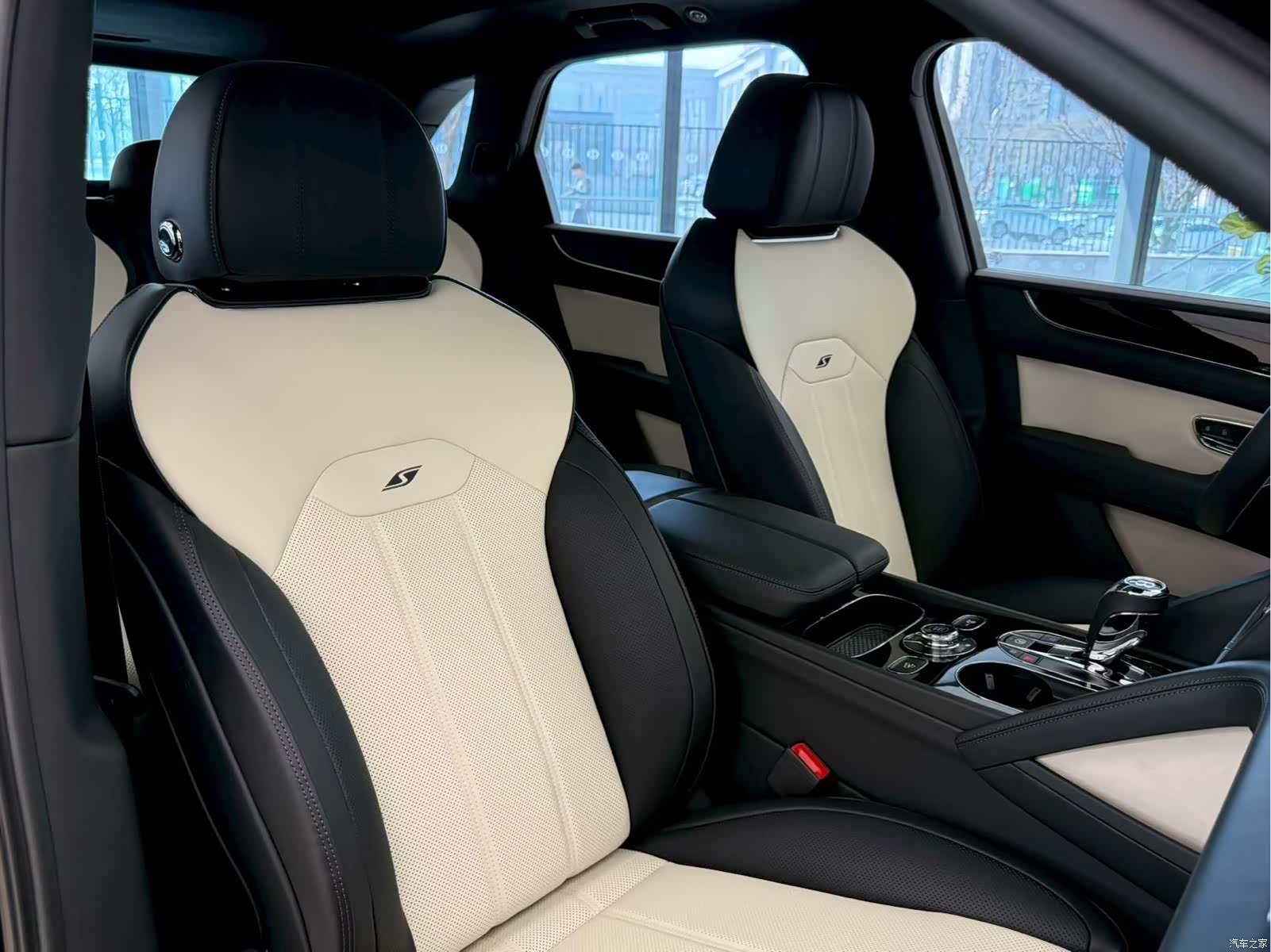 Bentley Bentayga, 1900 8