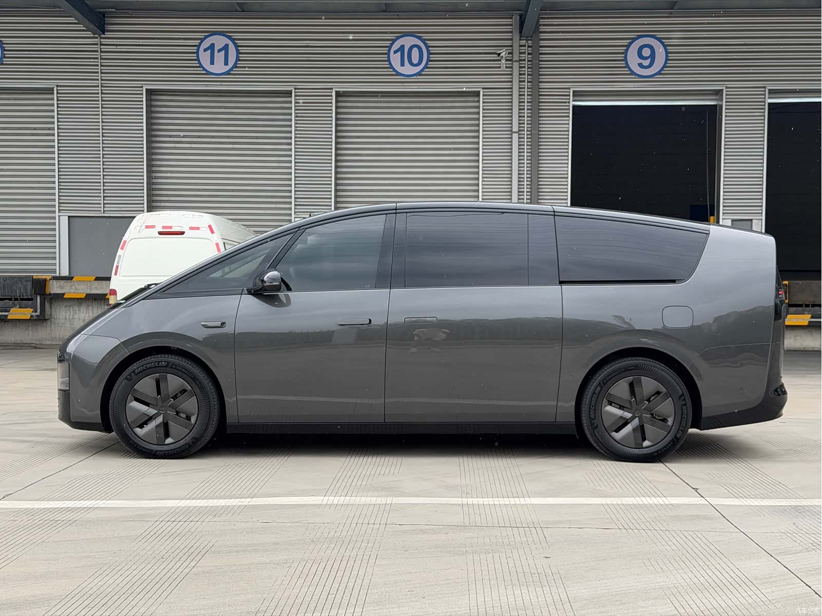 Li Auto MEGA, 2025 16