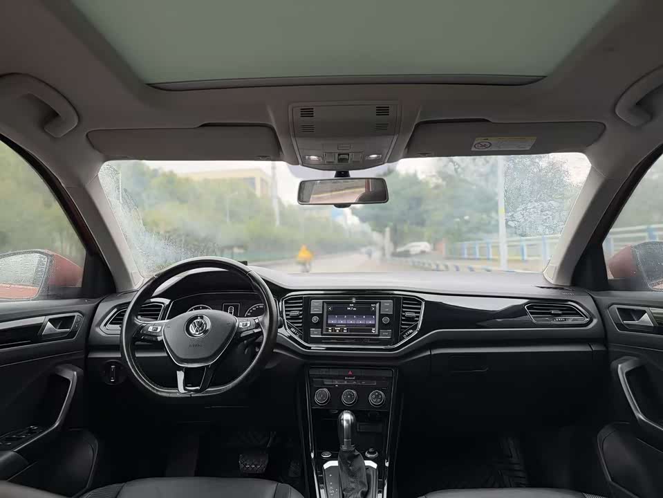 Volkswagen T-ROC exploring Songs