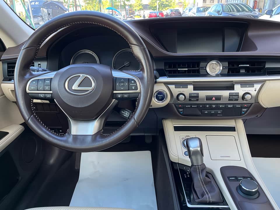 Lexus ES